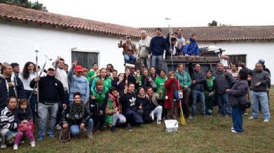 Campa�a: Sin obras para mostrar, los Bruera salen con tarros de pintura a los barrios