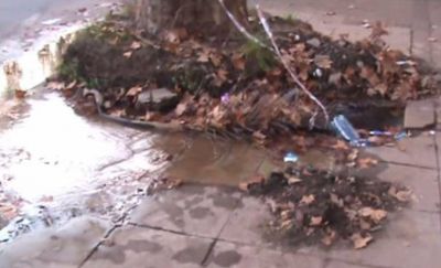Parece una fuente, pero es una p�rdida de agua que ABSA no repara
