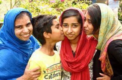 Dos musulmanas de la India accedieron a la escuela de medicina con el mejor promedio