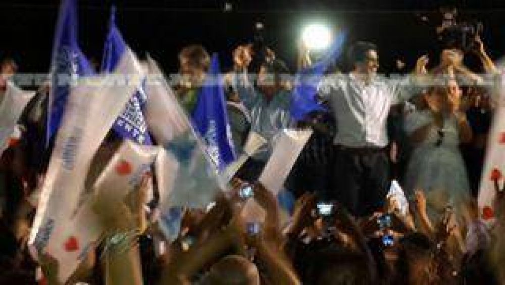 El Frente Chaco Merece M�s festej� junto a los militantes en la plaza 25 de Mayo