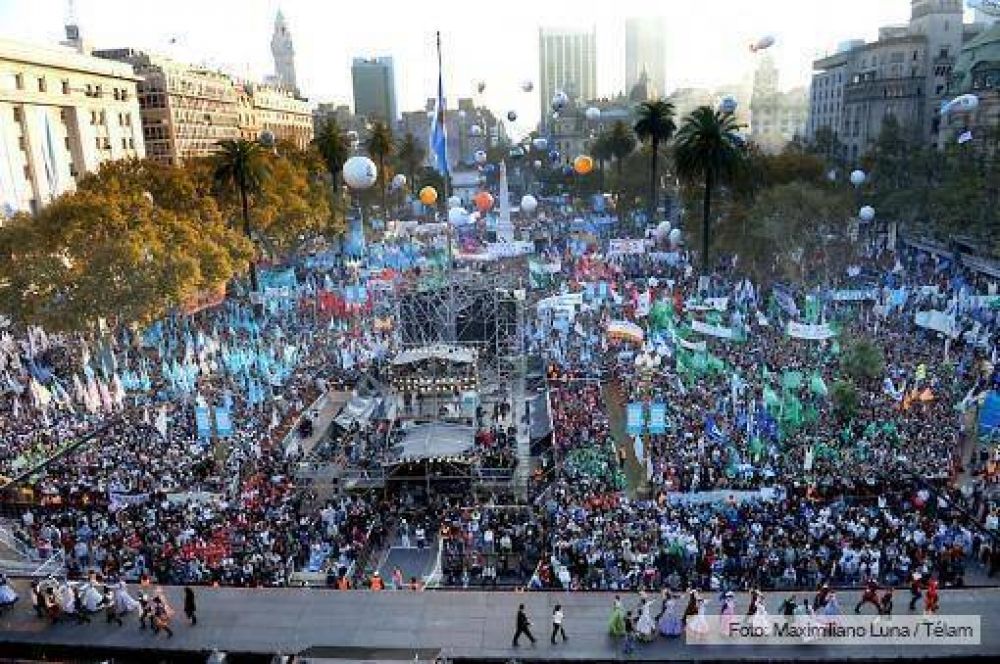 La Plaza de Mayo comienza a colmarse, a la espera de lo que ser� el multitudinario acto de cierre por el 25
