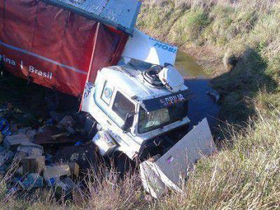 Cami�n de transporte internacional termin� en la banquina a la altura del kil�metro 422 de Ruta 5