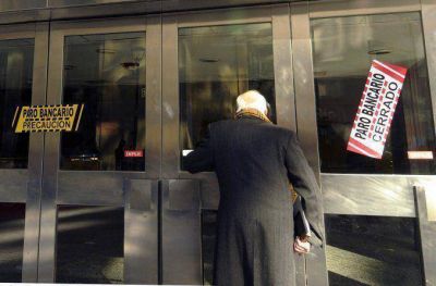 Bancarios advirtieron que este martes ya va a faltar plata en los cajeros