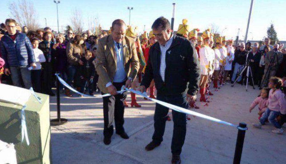 Con reinauguraci�n de la plaza, brindaron acto por el 25 de Mayo en Villa Italia