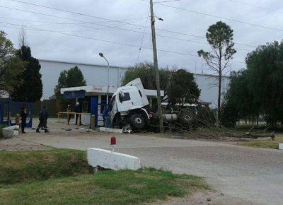 Un cami�n cay� en una cuneta en la zona fabril de la avenida Santos Ortiz