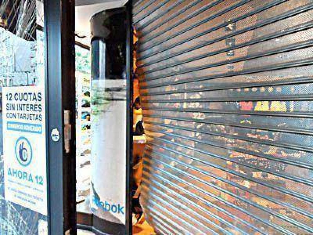 Tiran abajo la puerta con un auto y asaltan un local de venta de ropa deportiva