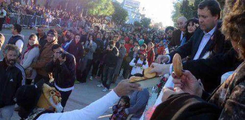 El gobernador Alberto Weretilneck presidi� los actos del 105 aniversario de Allen