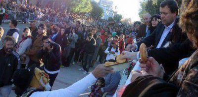 El gobernador Alberto Weretilneck presidi� los actos del 105 aniversario de Allen