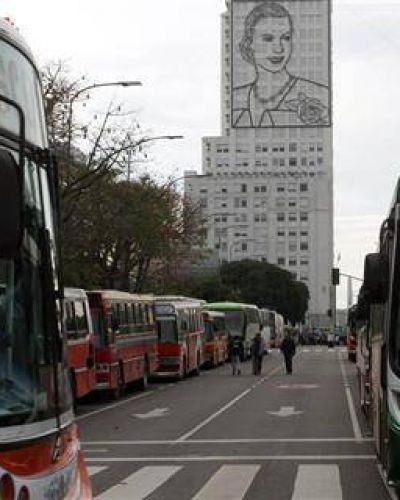 Una plaza colmada en la que domin� la �pica de la despedida