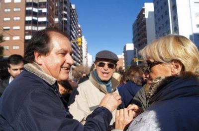 �Tato� Serebrinsky festej� el 25 de Mayo entregando escarapelas