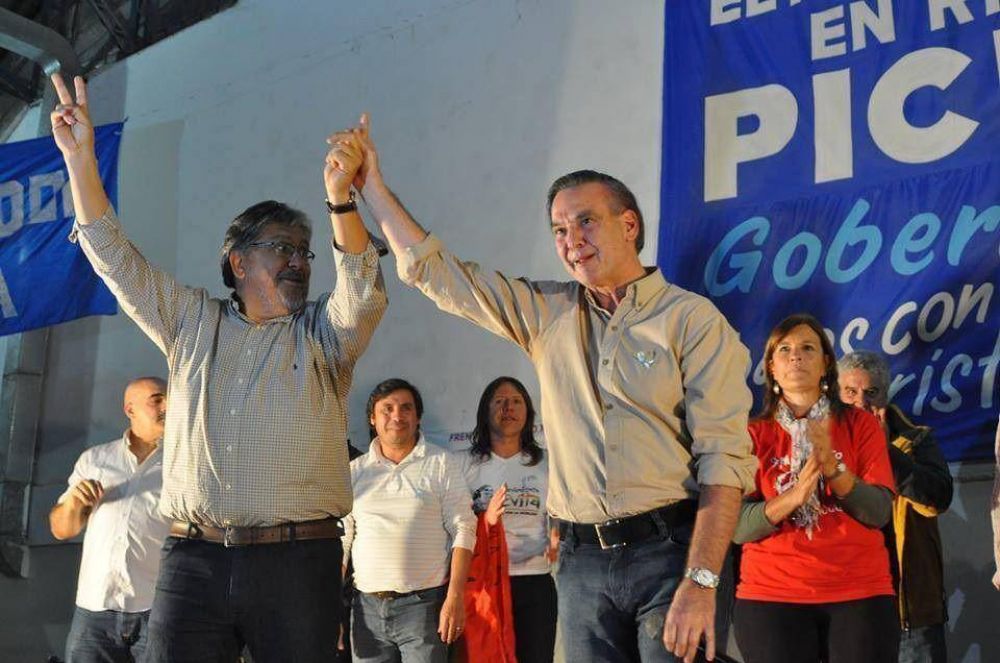 Candidatos de campa�a entre los festejos patrios
