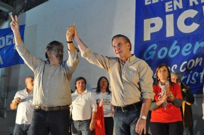 Candidatos de campa�a entre los festejos patrios