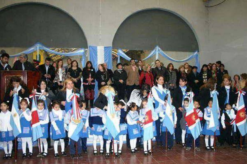 El pueblo bande�o record� en emotivas ceremonias la conformaci�n del Primer Gobierno Patrio