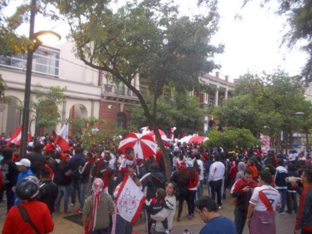 Hinchas santiague�os celebraron los 114 a�os de River Plate en la plaza Libertad