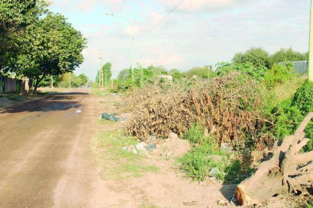 Piden erradicar el basural y que se entube una acequia del barrio