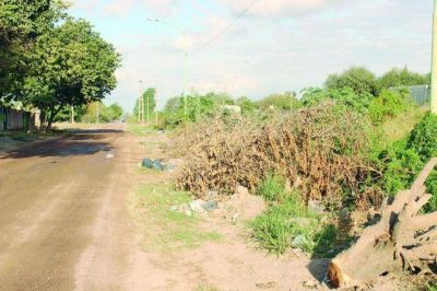 Piden erradicar el basural y que se entube una acequia del barrio