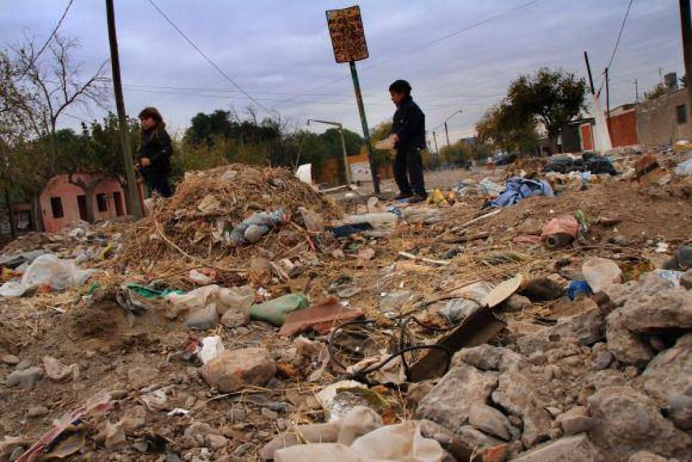 Arrojan escombros y hasta perros muertos en una plazoleta