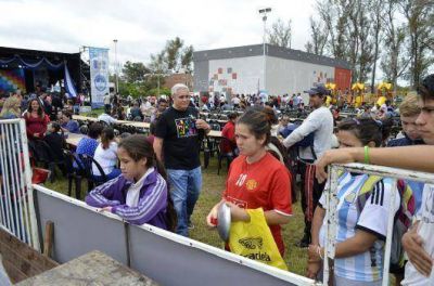 Fabi�n R�os y Any Pereyra compartieron con los vecinos la multitudinaria celebraci�n popular