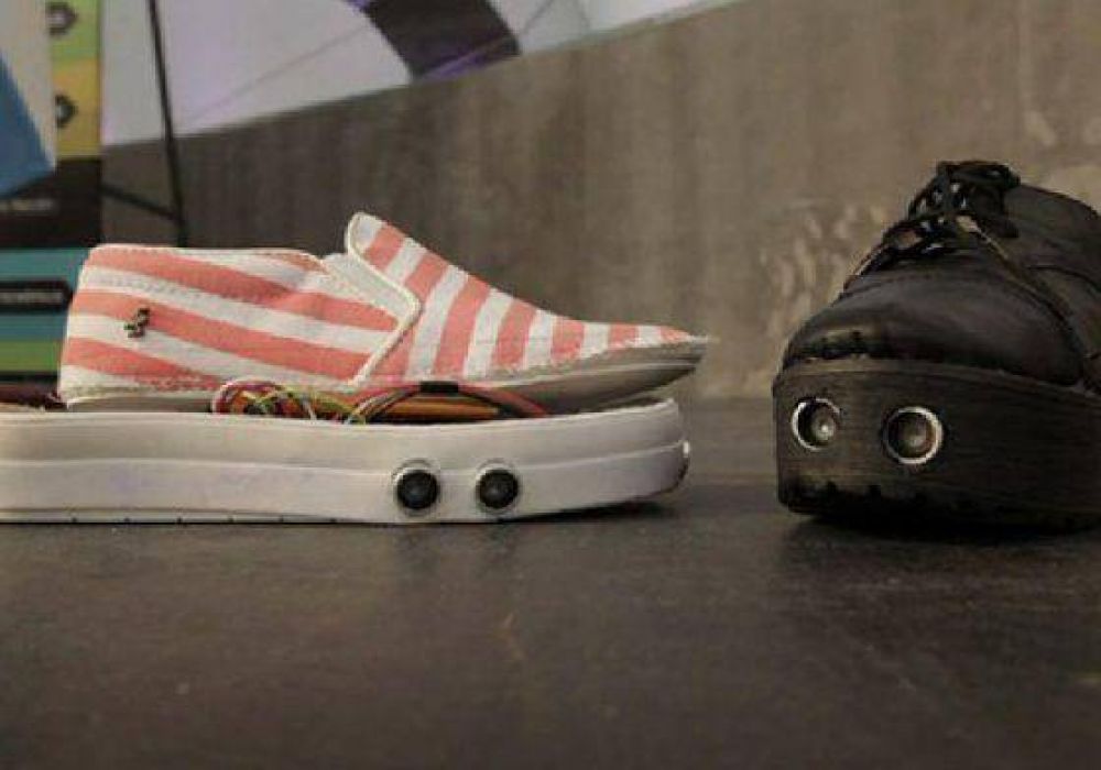 Crean en La Plata zapatos con GPS para ciegos