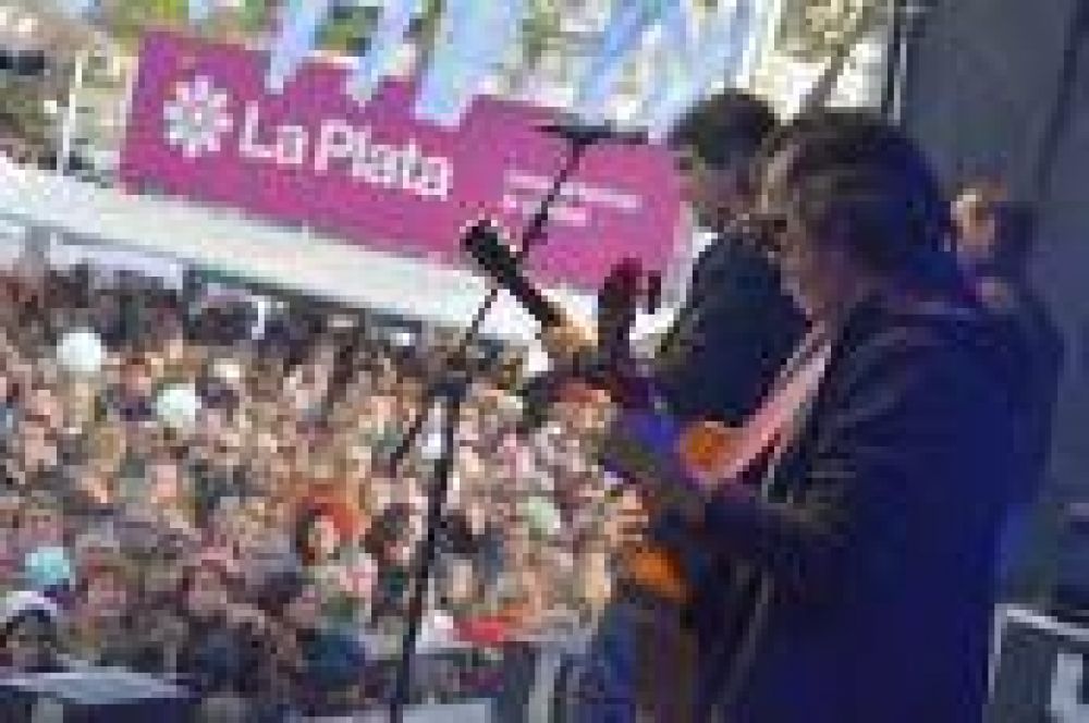 La Plata: Ante una multitud, Los Nocheros cerraron la jornada patria en la Ciudad
