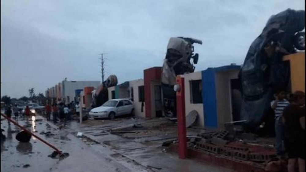 Destrucci�n y muerte al paso de un tornado en M�xico