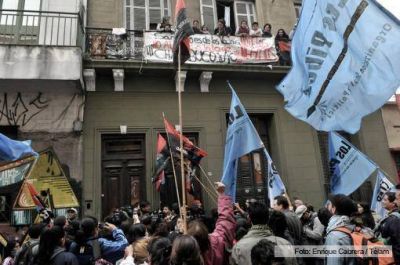 Unas 40 familias del barrio de San Telmo resisten el desalojo de un edificio