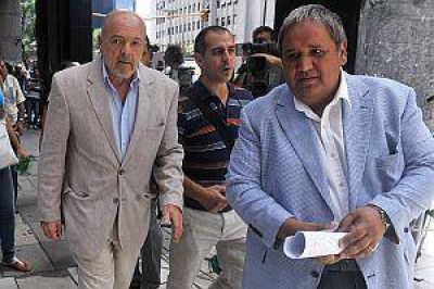 Gobierno busca destrabar hoy los paros de bancarios y aceiteros