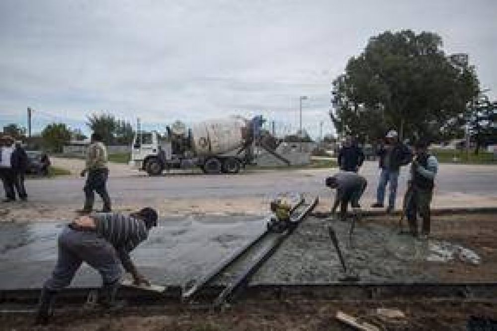 Contin�a la construcci�n de las rotondas en Mitre y Costanera