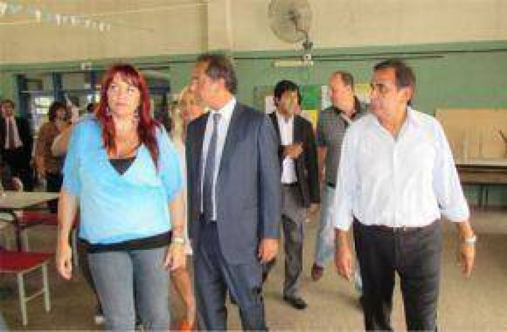 Molina: �Ahora Z�ccaro se preocupa por el agua y las cloacas, pero nunca hizo obras�