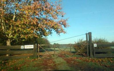 Asesinan a un petisero en un campo de Open Door