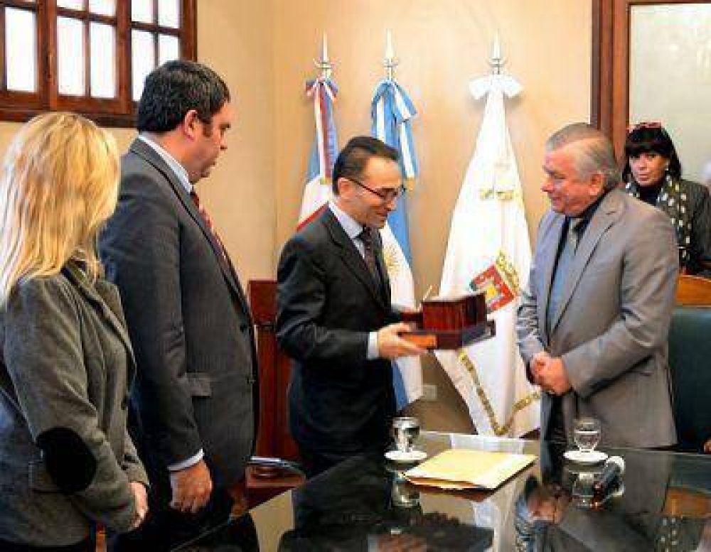 C�nsul de Italia realiz� visita protocolar al Intendente de la Capital