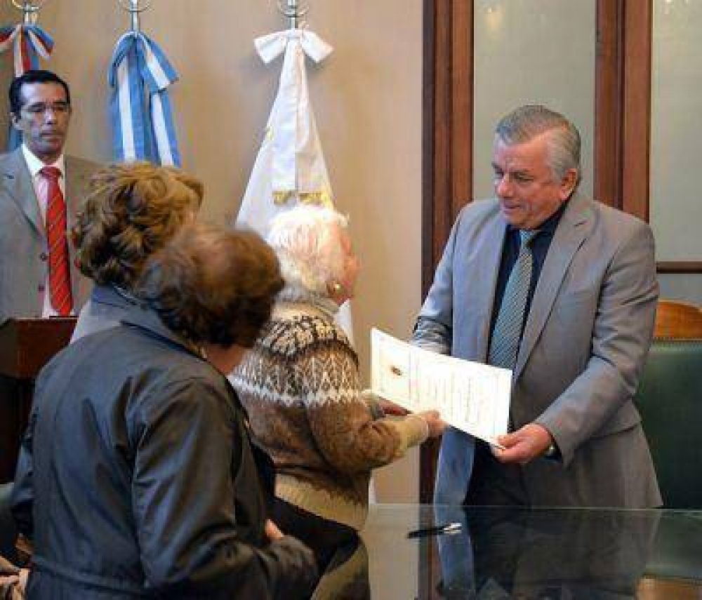El Intendente Infante hizo entrega de la escritura al centro de Jubilados �Solidaridad�