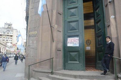 Total acatamiento al primer d�a de paro de los bancarios