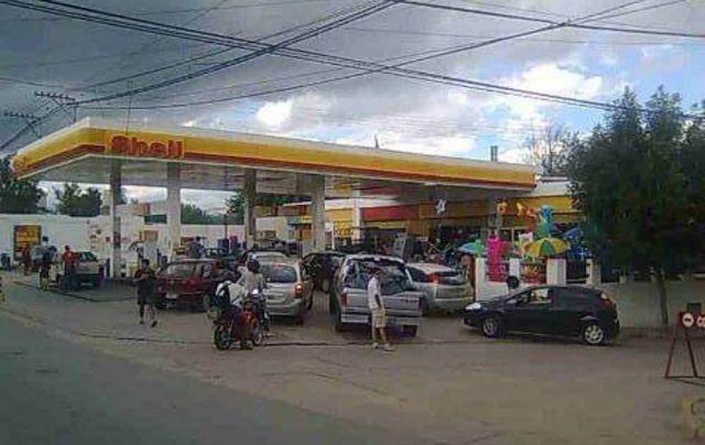 Contin�an los bloqueos a las estaciones de servicio