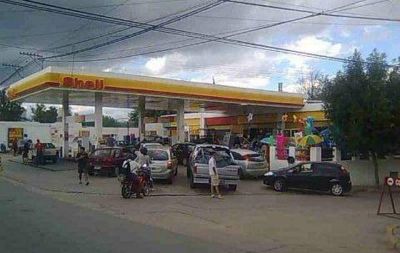 Contin�an los bloqueos a las estaciones de servicio