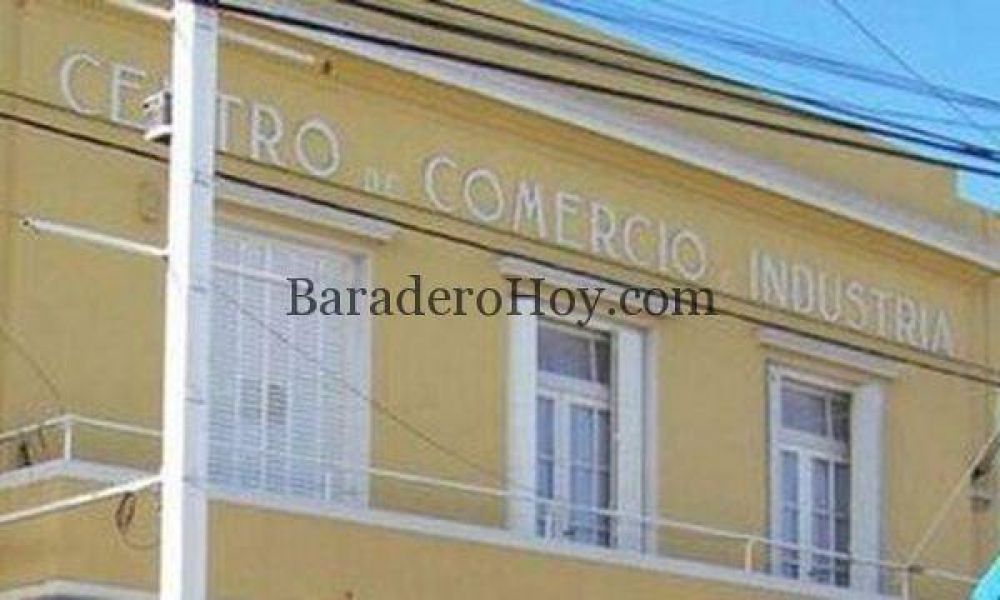 Comienza la atenci�n en el Centro de Comercio para tramitar el DNI.