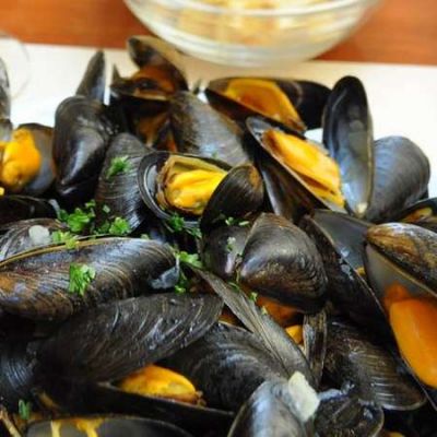 Due�o de reconocido restaurante encontr� a cocinero robando mejillones y asado