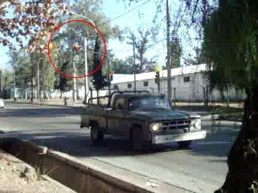 No es un adorno: casi nadie respeta un sem�foro en una esquina tr�gica