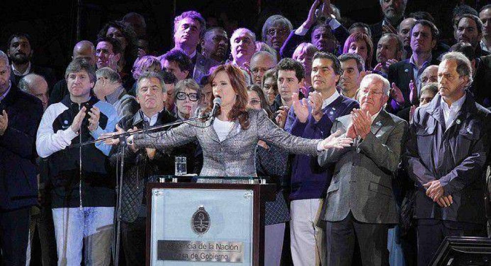 DIAZ PEREZ JUNTO A CRISTINA EN LA CELEBRACI�N PATRIA EN LA PLAZA DE MAYO