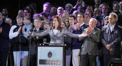 DIAZ PEREZ JUNTO A CRISTINA EN LA CELEBRACI�N PATRIA EN LA PLAZA DE MAYO