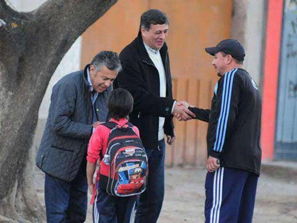 Casa por casa: Cornejo y Orozco recorrieron el barrio Espejo en Las Heras