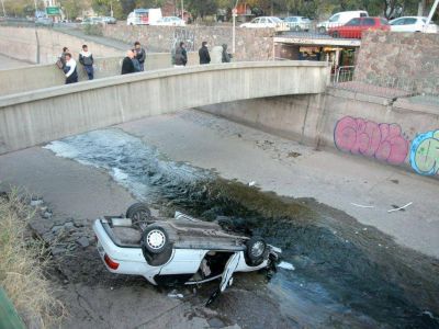Tremendo: un auto cay� al Cacique Guaymall�n