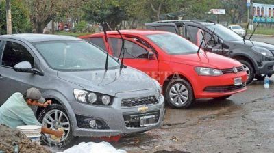 Como no logran controlar a los lavacoches, multan a los clientes