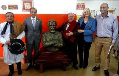 La provincia don� un busto de G�emes a una escuela cordobesa de R�o Tercero 