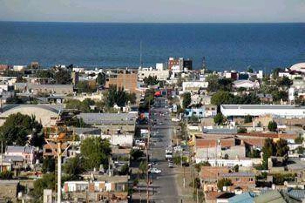 UNA VECINA DE CALETA LARG� SUS PITBULLS Y FREN� LA AGRESI�N DE UN HOMBRE A UNA MUJER