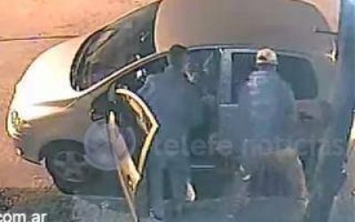 San Mart�n: Brutal robo a una mujer y su hija qued� grabado en video