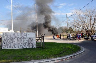 Vecinos se manifestaron en reclamo de mejoras en las calles