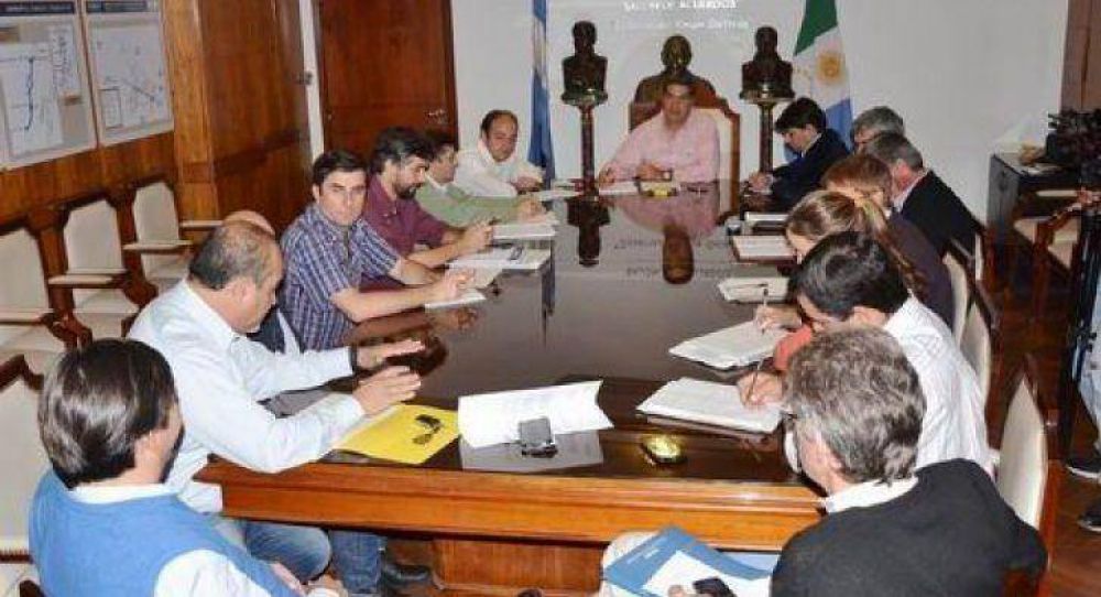 El gobernador mantuvo un encuentro con ministros y titulares de organismos relacionados con infraestructura. Evaluaron trabajos pr�ximos a iniciarse; priorizar�n recursos para finalizarlas a tiempo.
