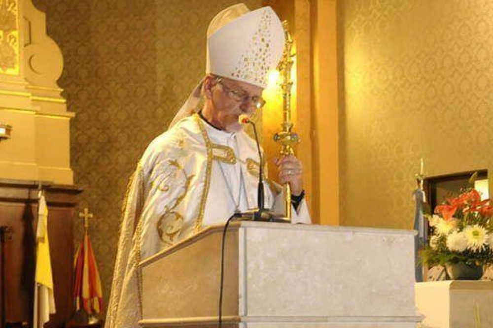 Monseñor Vicente Bokalic reza por un futuro sacerdote, el diácono Gastón Cuello