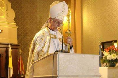 Monse�or Vicente Bokalic reza por un futuro sacerdote, el di�cono Gast�n Cuello